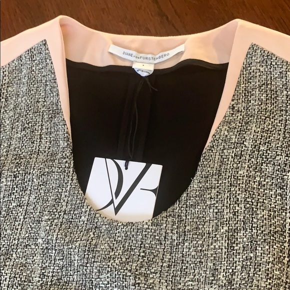 Robe Diane Von Furstenberg Neuve Avec étiquette - Taille 14, Tweed Gris Argenté, Sans Manches, Genoux
